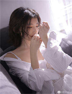 《WRITEAS惩罚游戏-扒开胸罩揉她的乳尖视频》